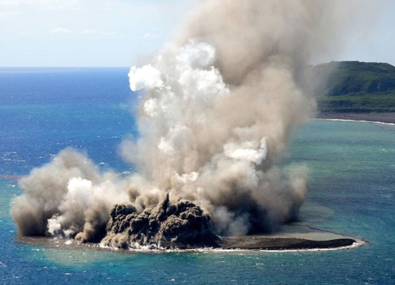 Erupção Vulcânica subaquática Cria Nova Ilha no Japão